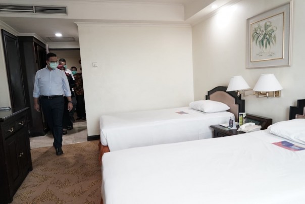 Gubernur DKI Jakarta, Anies Baswedan saat meninjau hotel yang digunakan untuk petugas medis yang menanggulangi pasien corona di Jakarta