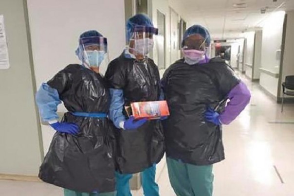 Perawat di Rumah Sakit Mount Sinai West, New York, terpaksa menggunakan kantong sampah untuk pakaian pelindung diri saat menani pasien virus Corona.  Foto: int 