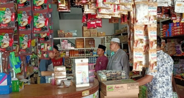 Dinas Koperasi UKM Perindustrian dan Perdagangan Kabupaten Pelalawan memastikan harga sembako di Pelalawan masih stabil (foto/Ardi)