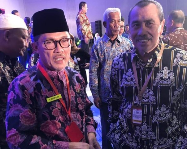 Walikota Zulkifli AS (kiri) Bersama Gubernur Riau (foto/Zal)