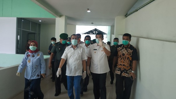 WALIKOTA pekanbaru saat mendampingi Gubernur Syamsuar meninjau RS Madani