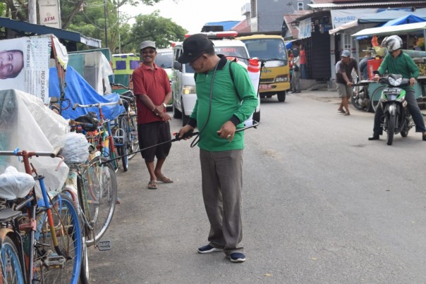 Jajaran pengurus DPC Partai Persatuab Pembangunan (PPP) Indragiri Hilir melakukan penyenprotan disinfektan (foto/Rgo)