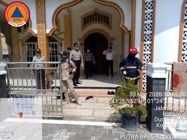 BPBD Dumai Semprot Masjid Dengan Desinfektan (foto/Zal)