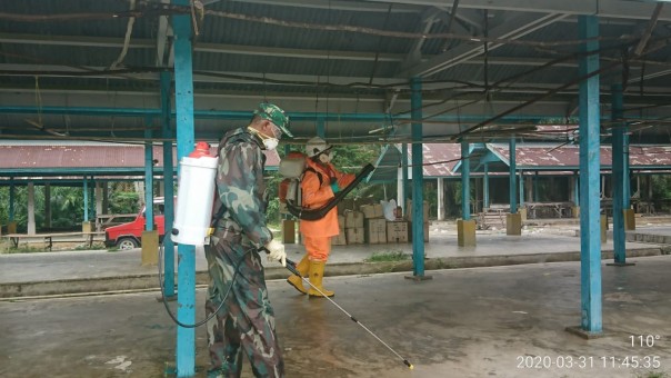Jajaran Polsek Kecamatan Logas Tanah Darat (LTD) juga melakukan penyemprotan, yang dilakukan bersama Upika, Koramil 07, Camat, UPTD Kesehatan yang bekerja sama dengan PT RAPP (foto/Zar)