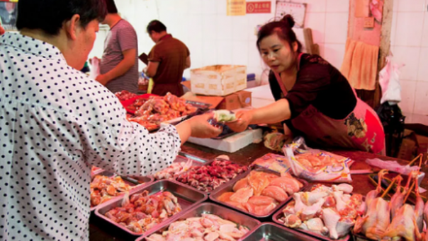 Aktivitas di Pasar Wuhan yang kembali dibuka setelah diterjang wabah virus Corona. Foto: int 
