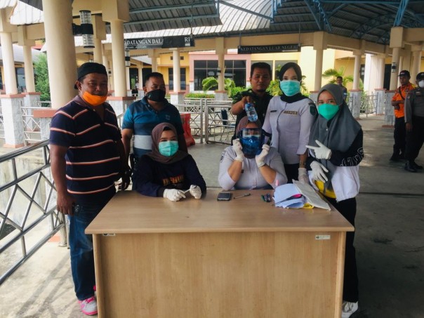 Sebanyak 140 orang Tenaga Kerja Indonesia asal Kabupaten Bengkalis kembali tiba sore tadi melalui pelabuhan Bandar Sri Laksemana (BSL) Bengkalis (foto/Hari)