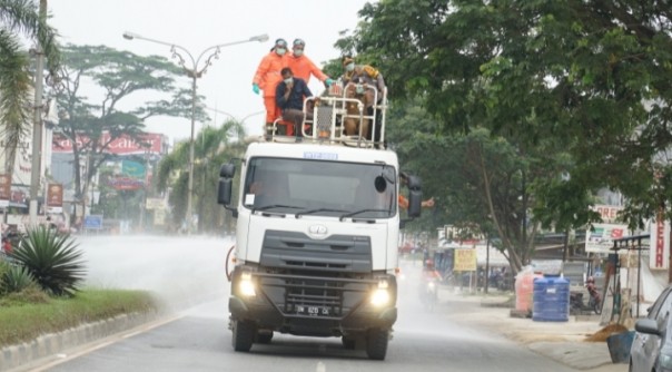 Salah satunya PT Riau Andalan Pulp and Paper (RAPP) yang mengerahkan satu unit truk tanki berkapasitas 30 ribu liter, dua unit mobil kabin ganda berkapasitas 1.000 liter, 12 personil, serta peralatan pemompa jenis Ministriker dan Robin (foto/ist)