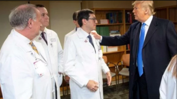 Donald Trump mengunjungi dokter di AS yang terus berjibaku melawan wabah virus Corona. Foto: int 