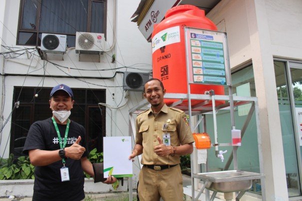 Ali Bastoni, Pimpinan Cabang Dompet Dhuafa Riau saat bersama pihak Dinas Kesehatan Pekanbaru (Foto: Istimewa)