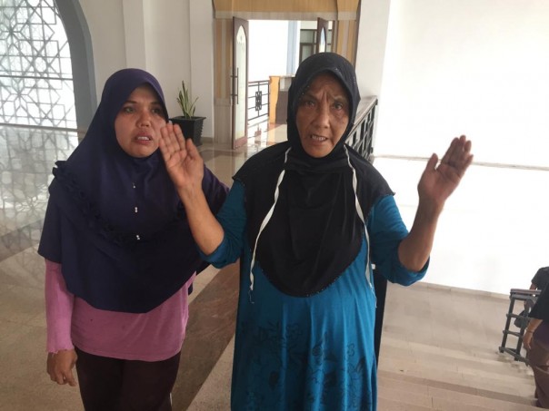 Air mata Tengku Khairani (55) tak terbendung (foto/Lin)