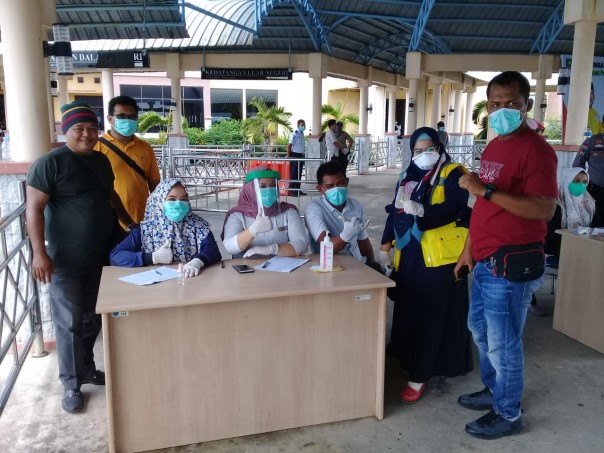 Sebanyak 52 orang Tenaga kerja Indonesia (TKI) asal Bengkalis yang bekerja di negara Malaysia tiba di Pelabuhan Bandar Sri Laksemana (BSL) Bengkalis (foto/Hari)
