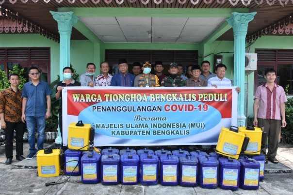 Warga Tiong Hoa Bengkalis berikan sumbangan yang berupa alat pompa disinfectant besar 1 set (foto/Hari)
