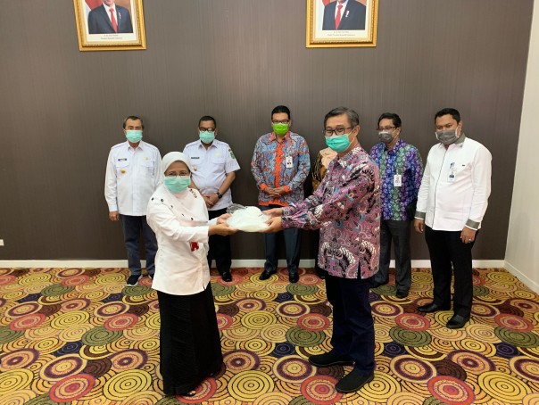 Bank Riau Kepri menyerahkan bantuan APD kepada Pemprov Riau
