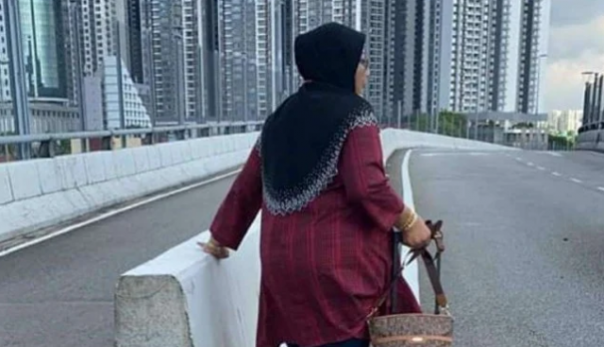 Seorang nenek yang nekat jalan kaki dari Malaysia ke Singapura untuk menjaga suami yang jatuh sakit. Kisah membuat netizen terharu. Foto: int