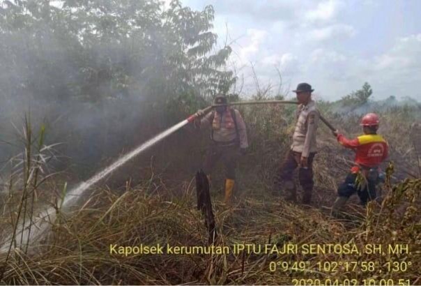 Tim Damkar Karhutla masih melakukan pendinginan dan isolasi api di lapangan (foto/Ardi)