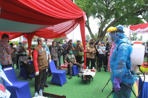 Gubernur Riau Syamsuar saat melepas petugas untuk melakukan penyemprotan disinfectan di Lapas dan Rutan di Riau. Foto. Amri