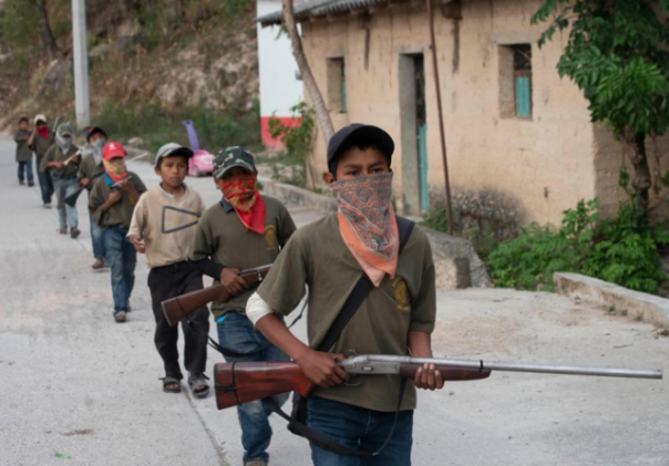 Para bocah di negara bagian Guerrero,Mesiko, yang harus pegang senjata sejak usia belia, untuk bertahan hidup dari serangan kartel narkoba. Foto: int 