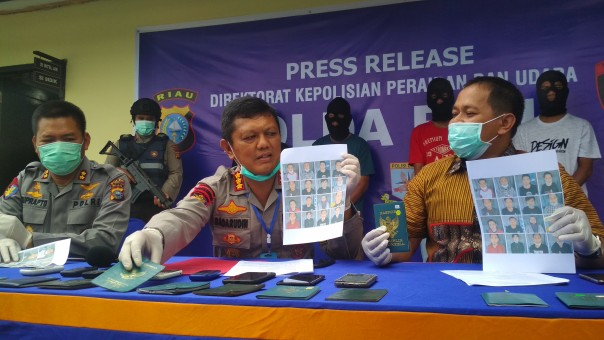Ditpolair Polda Riau Kombes Pol Badarudin saat press release tersangka human trafficking. 