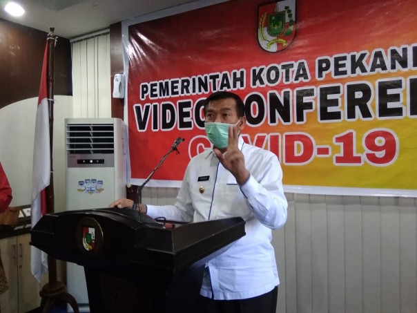 Walikota Pekanbaru saat memberikan konferensi pers