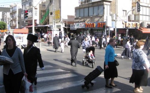 Jalan-jalan di Bnei Brak, padat oleh para pembelanja yang mayoritas komunitas ultra-Ortodoks (atau Haredi) yang menolak intruksi pemerintah Israel agar diam di rumah (foto/Int) 