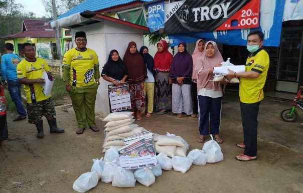 Tim Pasangan Bakal Calon Bupati dan Wakil Bupati Inhu, Rezita Meylani - Junaidi Rachmat (RAJUT) mendatangi para korban bencana banjir di tiga desa (foto/Rou)