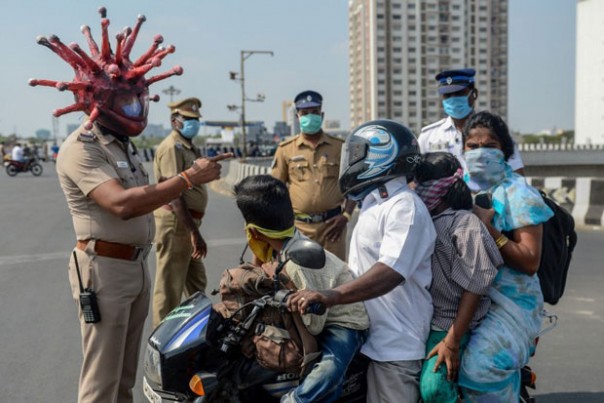 Polisi India pakai helm virus corona untuk menakuti warganya yang masih berkeliaran (foto/int)