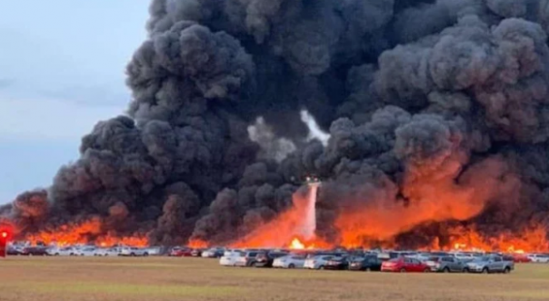 Api berkobar dalam kebakaran yang memusnahkan ribuan unit mobil di AS. Foto: int 