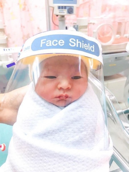 Foto-Foto Bayi Baru Lahir Di Rumah Sakit Thailand yang Diberikan Pelindung Wajah Mini Untuk Melindungi Mereka Dari Covid-19, Jadi Viral di Media Sosial 