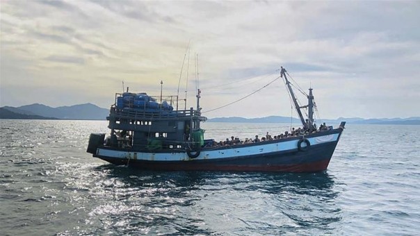Pihak Berwenang Malaysia Menahan 202 Muslim Rohingya Dari Sebuah Kapal di Lepas Pantai Langkawi