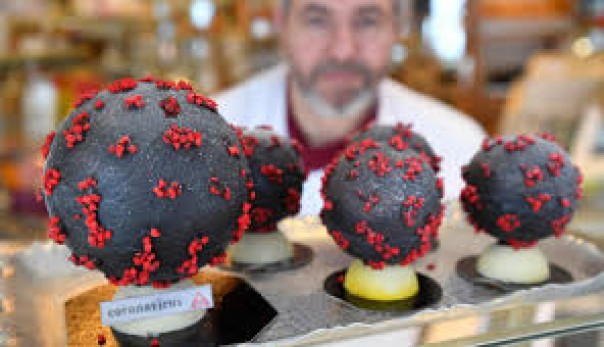 Pembuat cokelat, Jean-François Pre menunjukkan telur paskah berbentuk seperti Virus Corona di tokonya di Landivisiau