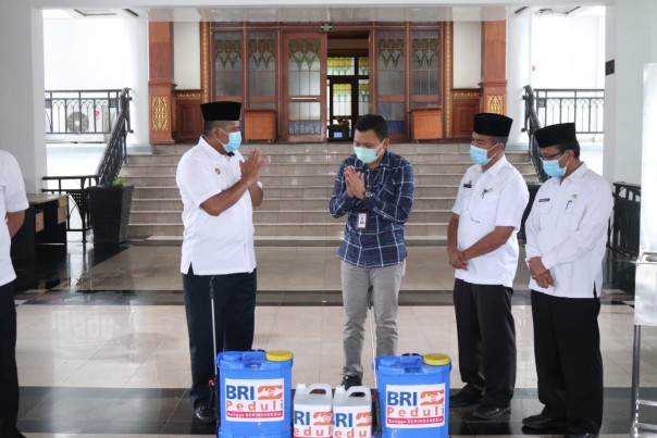 PT Bank Rakyat Indonesia (Persero) Cabang Siak menyerahkan bantuan berupa 9 unit wastafel portable (foto/Lin)