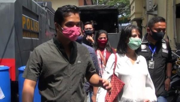 Vanessa Angel (baju putih pakai masker) saat tiba di Mapolres Jakarta Barat untuk diperiksa terkati kasus psikotropika yang kini menjeratnya. Foto: int