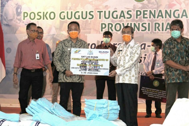 PT Perkebunan Nusantara V (PTPN V) yang tergabung dalam Satgas BUMN Peduli Penanganan Covid 19 Provinsi Riau memberikan bantuan (foto/ist)