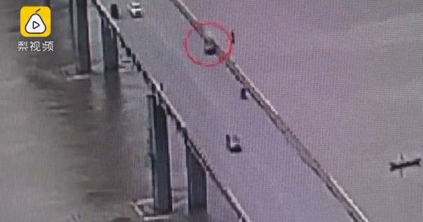 Pengemudi Mabuk Menabrak Seorang Pengemudi Skuter di Jembatan Diatas Sungai Xiang, Begini Kondisi Korban...