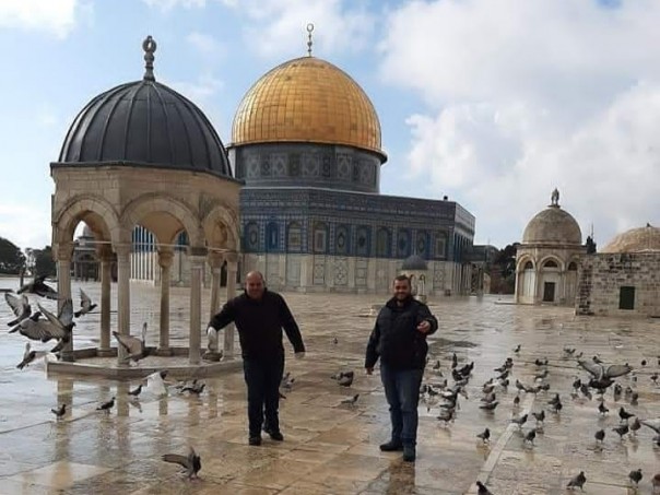 Penjaga kompleks Al Aqsa memberi makan burung merpati di tengah kondisi lockdown (foto/int)