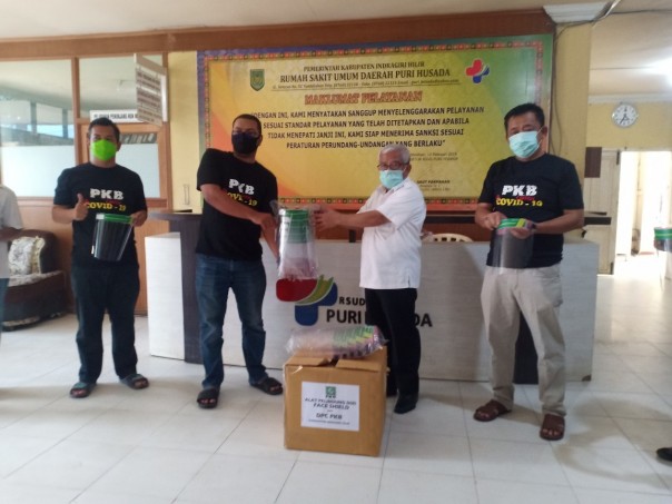 Dewan Pimpinan Cabang (DPC) Partai Kebangkitan Bangsa (PKB) Kabupaten Indragiri Hilir (Inhil) memberikan bantuan Alat Perlindungan Diri berupa Alat Pelindung Wajah atau Face Shield bagi tenaga medis di RSUD Puri Husada (foto/Rgo)