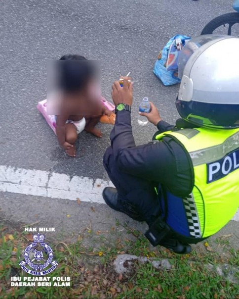 Kisah Dua Petugas Polisi Saat Membantu Seorang Ibu yang Depresi dan Bayinya yang Kelaparan di Jalanan Jadi Viral, Netizen Terharu....