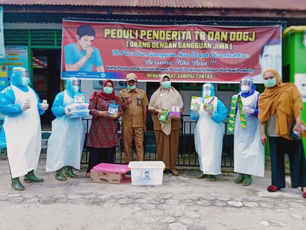 Peduli pencegahan penyebaran Covid-19 Yayasan Vioni bersaudara salurkan bantuan masker, Hand sanitizer, hingga minuman kesehatan (foto/Rgo)