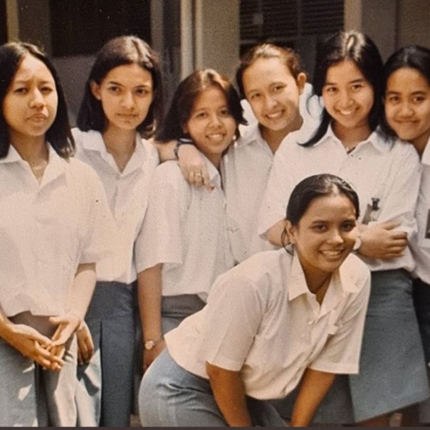 Najwa Shihab unggah foto bareng teman saat masih SMA (foto/int) 