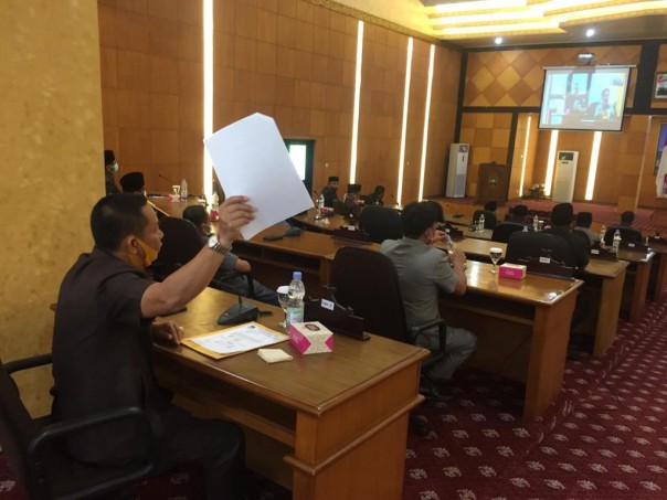 Ketua DPRD Siak H Azmi terkesan menolak usulan DPD II Partai Golkar tentang pergantian susunan Fraksi Golkar (foto/Lin)