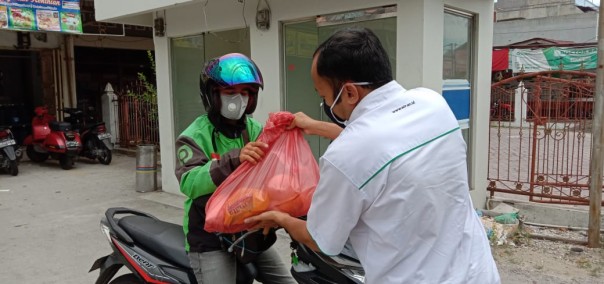  Fakultas Agama Islam Universitas Islam Riau (FAI UIR) membagi-bagikan 100 paket sembako kepada masyarakat yang terpapar dampak corona
