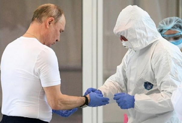 Presiden Rusia Vladimir Putin saat mengunjungi rumah sakit yang merawat orang positif terinveksi virus corona (foto/int)
