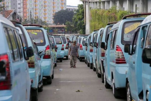 Deretan angkutan kota yang beroperasi di Jakarta. Kebijakan Pertamina yang memberikan diskon BBM untuk pengemudi ojol, dikhawtairkan bakal memicu kecemburan dari sektor angkutan umum lain. Foto: int 