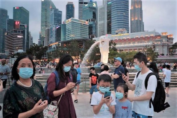 Singapura wajibkan warganya pakai masker di luar ruangan, yang melanggar kena denda 300 dolar Singapura (foto/int)