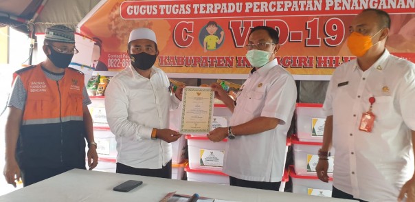 Ketua Tim Gugus Tugas Penanganan dan Penanggulangan Covid 19 Indragiri Hilir (Inhil) HM Wardan, menerima 2.500 paket sembako (foto/Rgo)