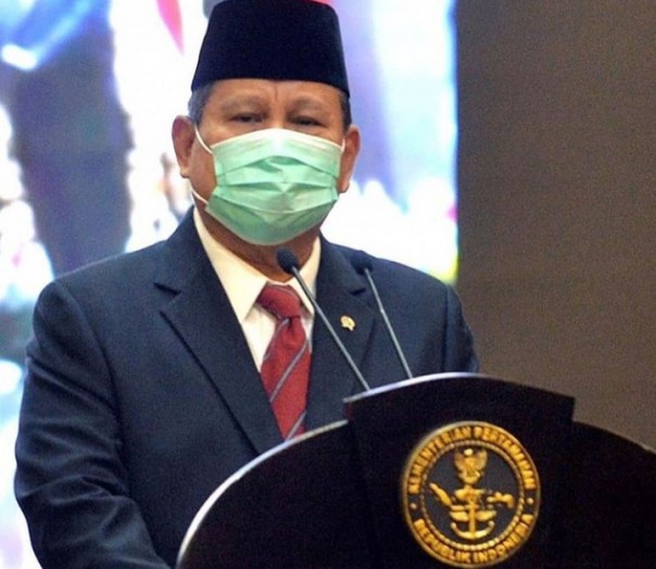 Menhan Prabowo Subianto mengenakan masker medis dalam acara pelantikan Rektor Universitas Pertahanan (foto/int)