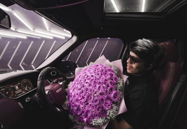 Atta Halilintar bawa bunga ungu, untuk Aurel Hermansyah? (Foto/int)