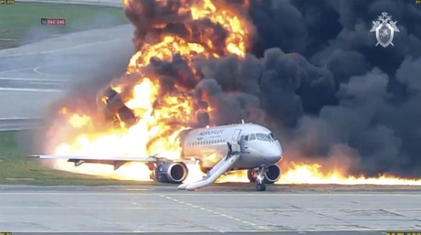 Video Rekaman Menunjukkan Sebuah Pesawat yang Membakar 41 Penumpang Hidup-Hidup di Sepanjang Landasan di Moscow, Sang Pilot Dijadikan Kambing Hitam