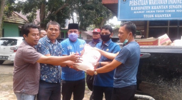 Fraksi Demokrat DPRD Kuansing Serahkan Bantuan Sembako ke PWI (foto/Zar)