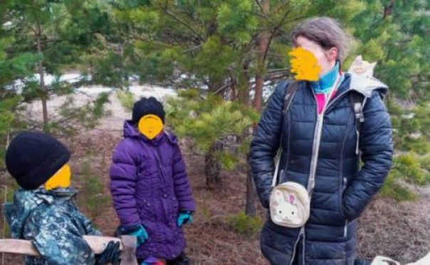 Polisi Rusia membawa pulang satu keluarga yang pergi ke hutan untuk mengisolasi diri dan terhindar dari virus corona (foto/int)